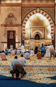 Menschen in einer Moschee beim beten