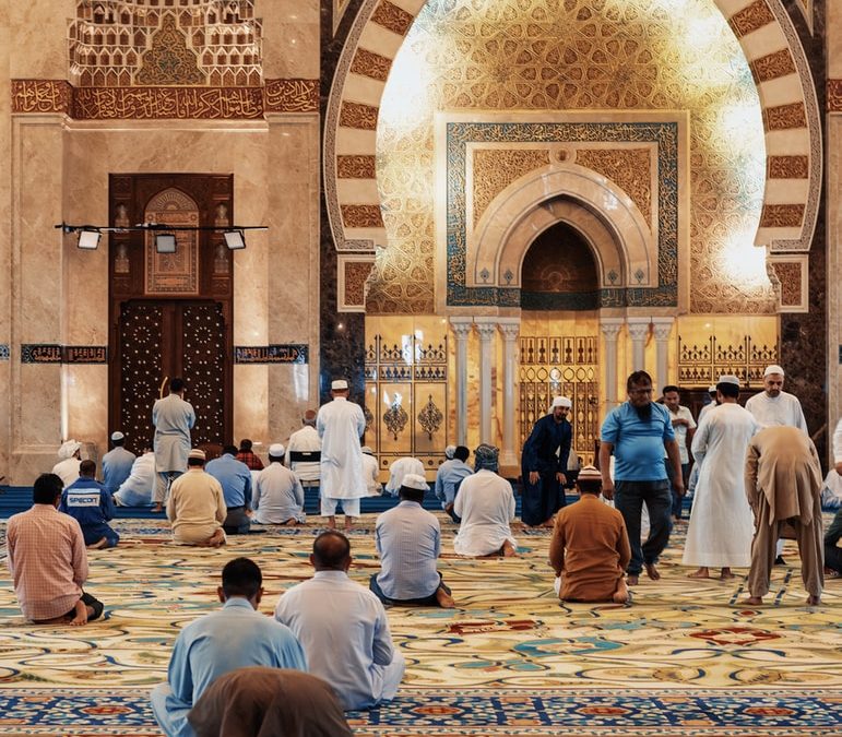 Menschen in einer Moschee beim beten